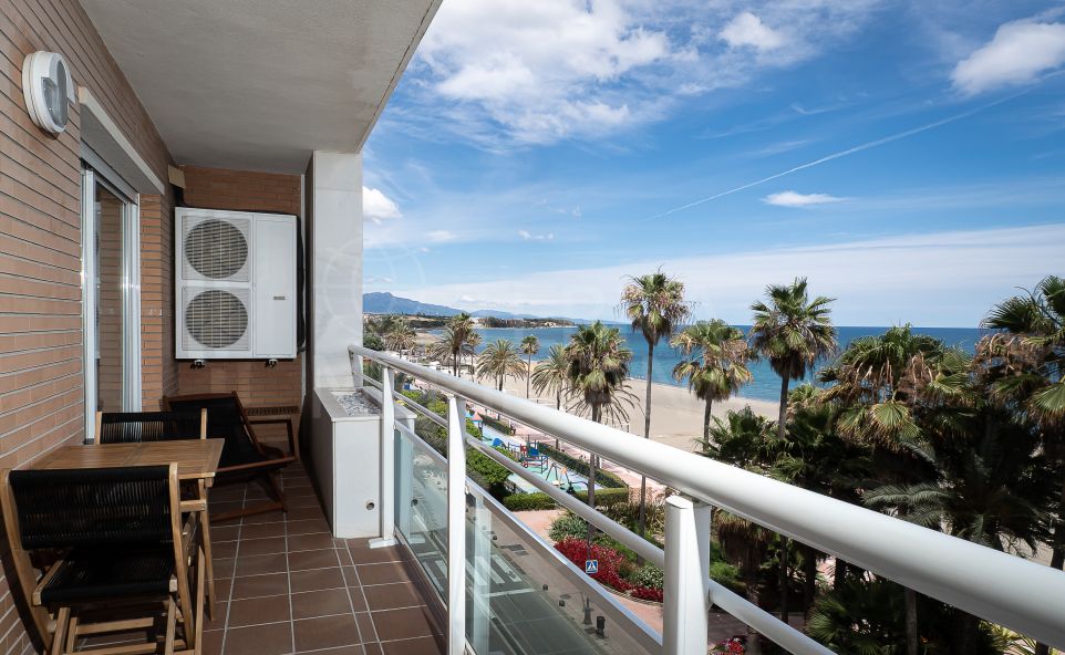 Magnifique appartement de 3 chambres, en première ligne de plage à louer pour vacances à Estepona.