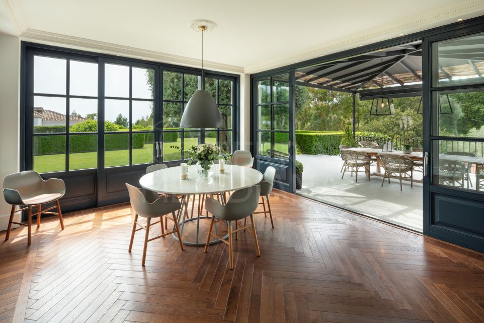 Villa ultra-privée de style moderne du milieu du siècle avec spa et piscine intérieure à vendre à Los Picos, Marbella Golden Mile