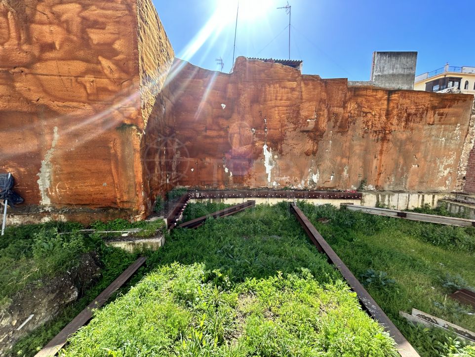 OPPORTUNITY Large plot with project and license to build 539 m2 for sale in the old town of Estepona