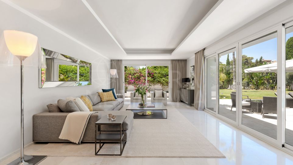 Espectacular villa de estilo moderno renovada en amplia parcela en venta en Paraíso Barronal, Estepona