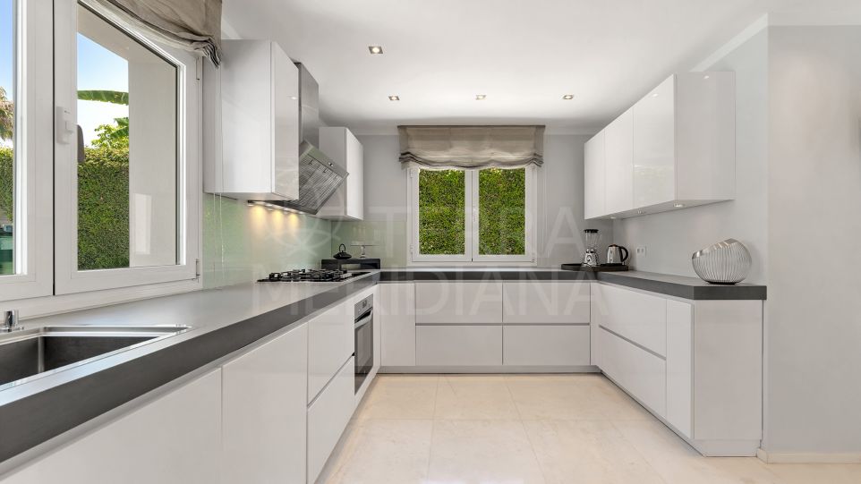 Espectacular villa de estilo moderno renovada en amplia parcela en venta en Paraíso Barronal, Estepona