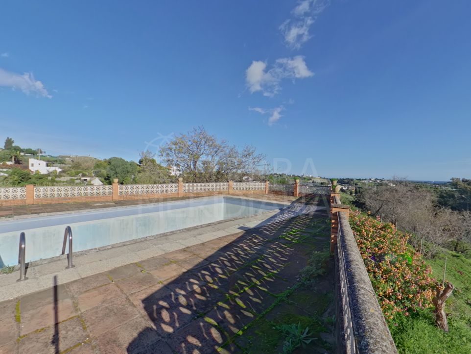 Finca rústica con 2 viviendas y vistas al mar en una amplia parcela en venta en Estepona
