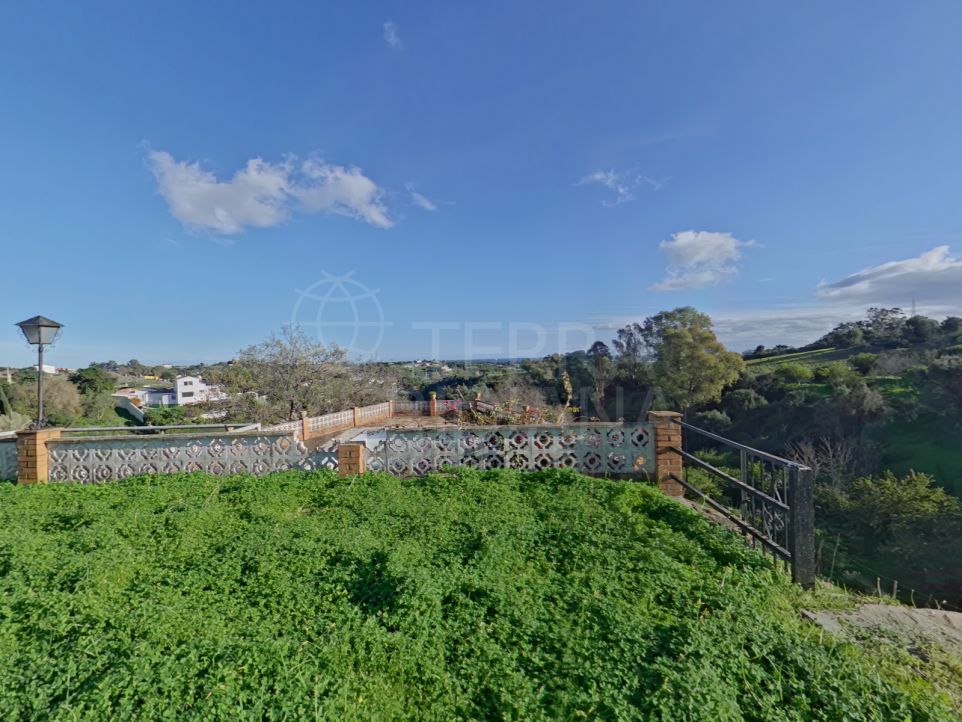 Finca rústica con 2 viviendas y vistas al mar en una amplia parcela en venta en Estepona