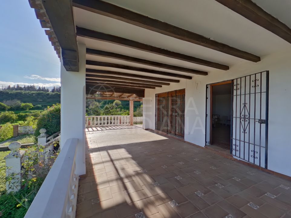 Finca rústica con 2 viviendas y vistas al mar en una amplia parcela en venta en Estepona