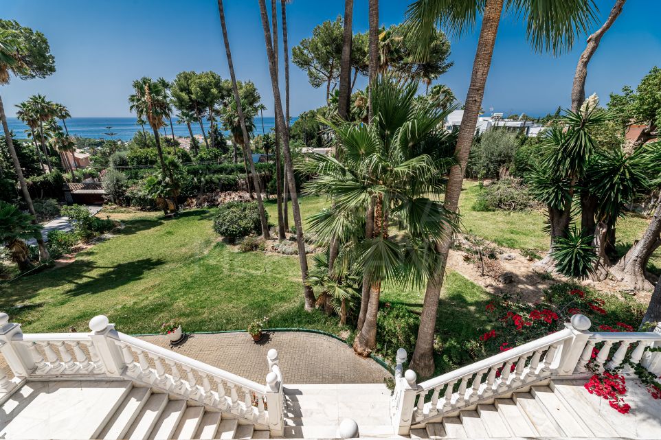 Villa de 5 dorms para reformar con vistas al mar en venta en La Carolina, Milla de Oro Marbella