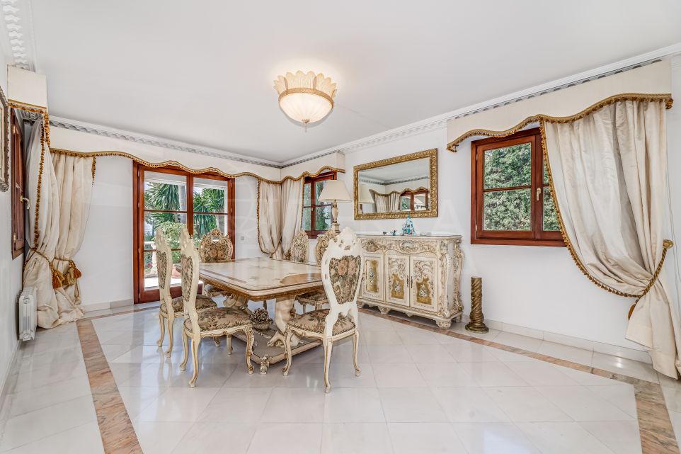 Villa de 5 dorms para reformar con vistas al mar en venta en La Carolina, Milla de Oro Marbella