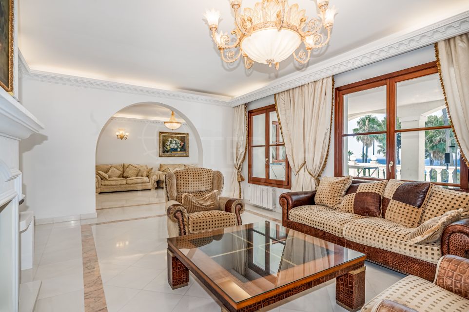 Villa de 5 dorms para reformar con vistas al mar en venta en La Carolina, Milla de Oro Marbella
