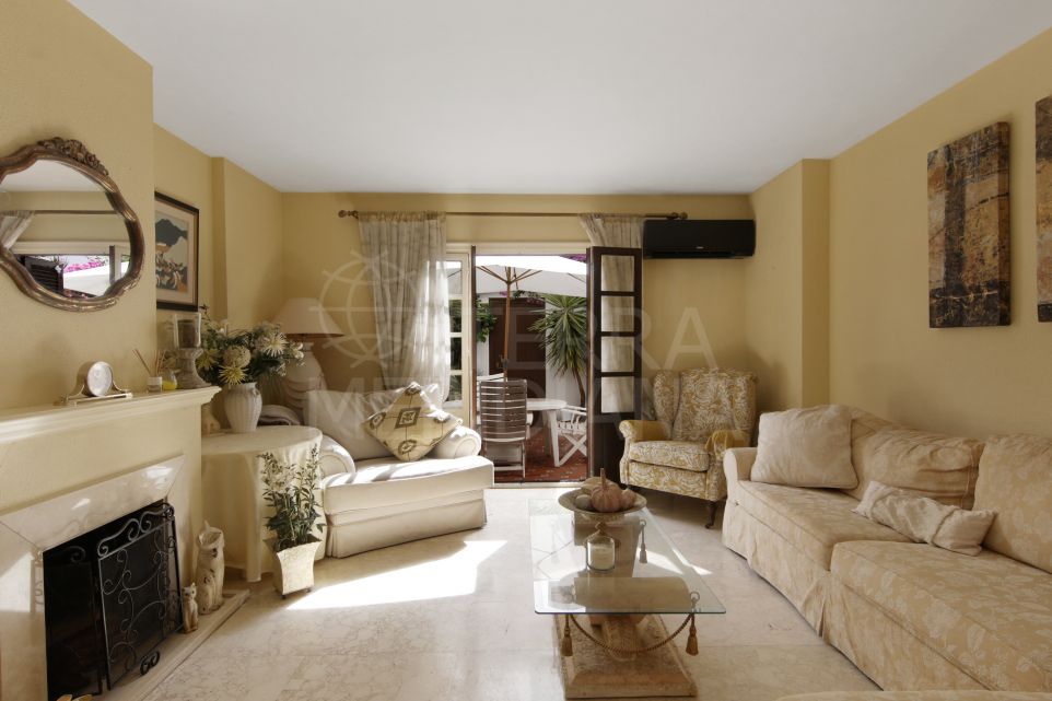 Encantadora casa adosada de dos dormitorios en la comunidad cerrada de Villacana, Estepona Este