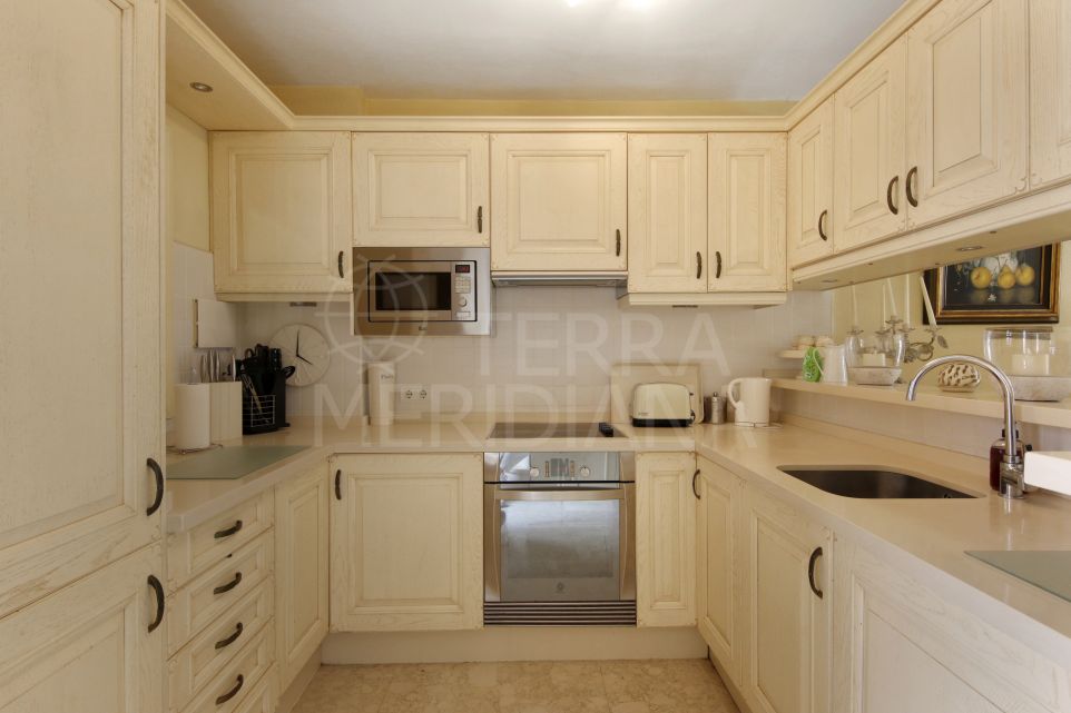 Encantadora casa adosada de dos dormitorios en la comunidad cerrada de Villacana, Estepona Este