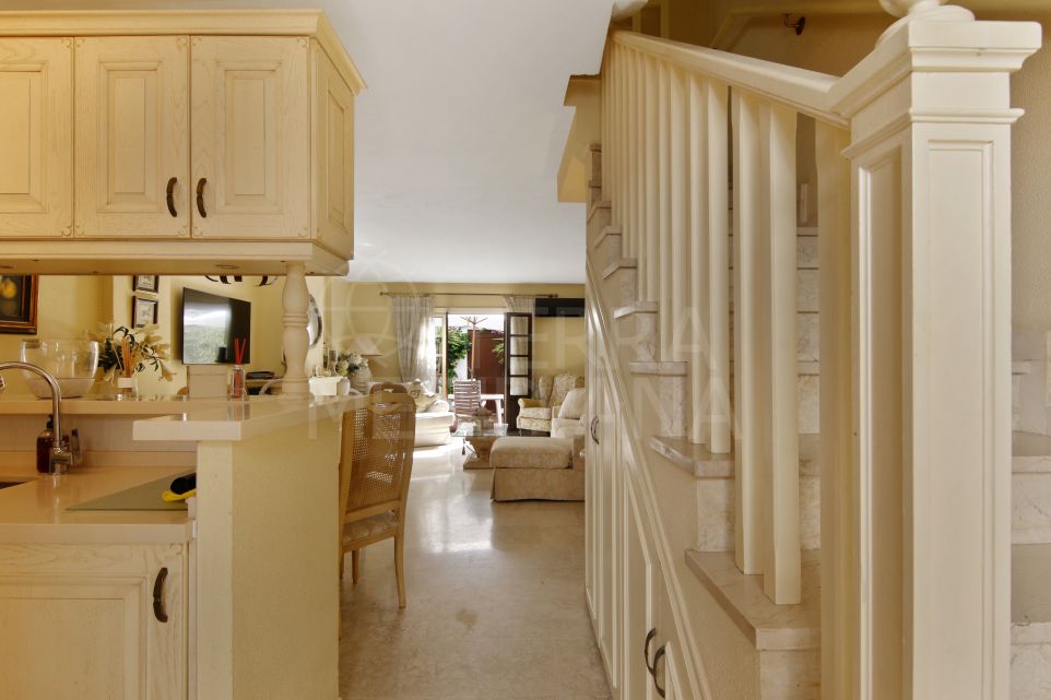 Encantadora casa adosada de dos dormitorios en la comunidad cerrada de Villacana, Estepona Este