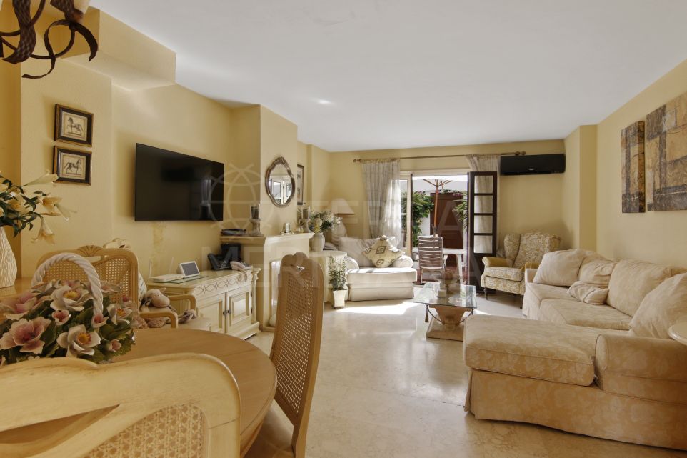 Encantadora casa adosada de dos dormitorios en la comunidad cerrada de Villacana, Estepona Este