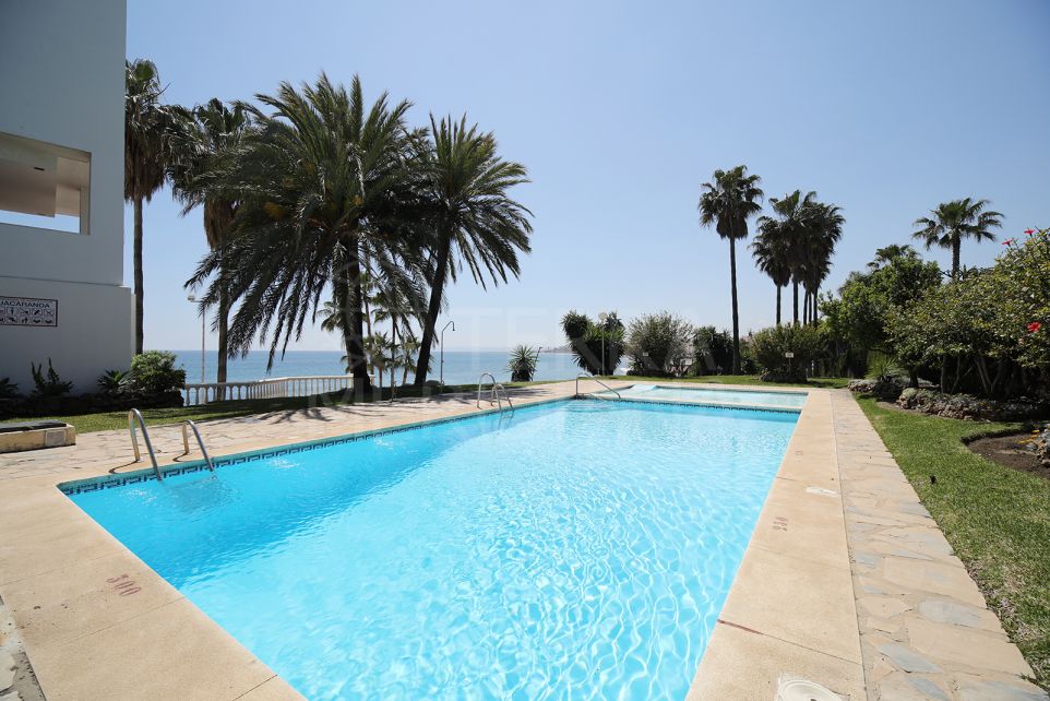 Appartement d'une chambre en première ligne de plage avec vue sur la mer à vendre à Estepona