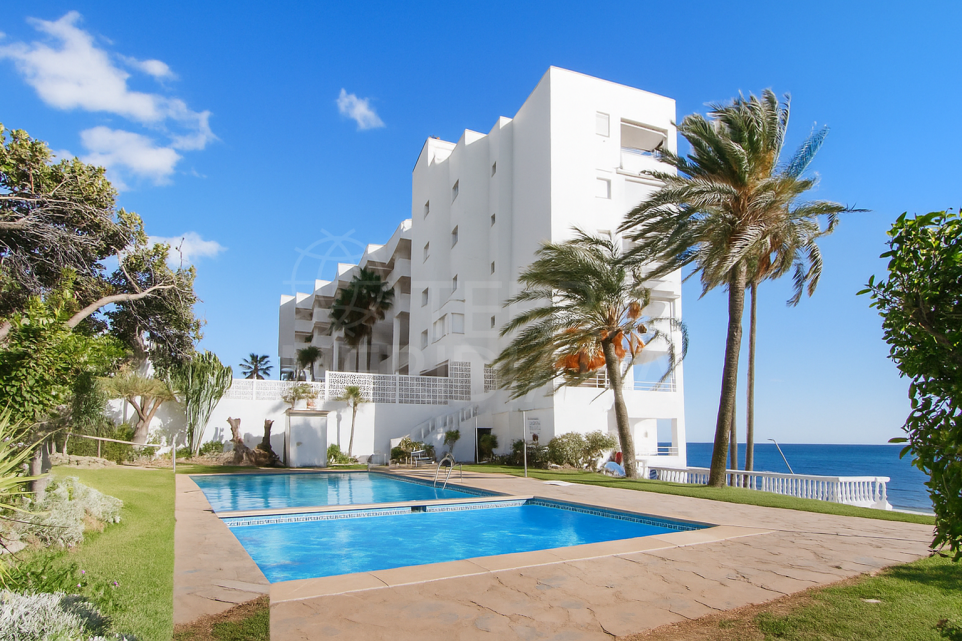 1 Bedroom front line beach apartment with sea views for sale in Estepona
