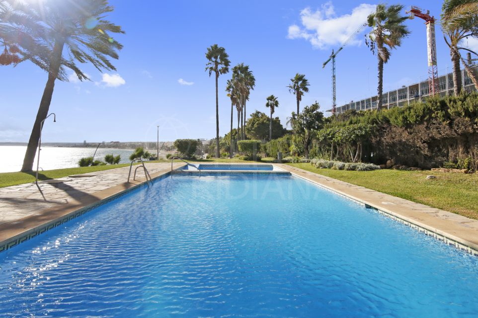 1 Bedroom front line beach apartment with sea views for sale in Estepona