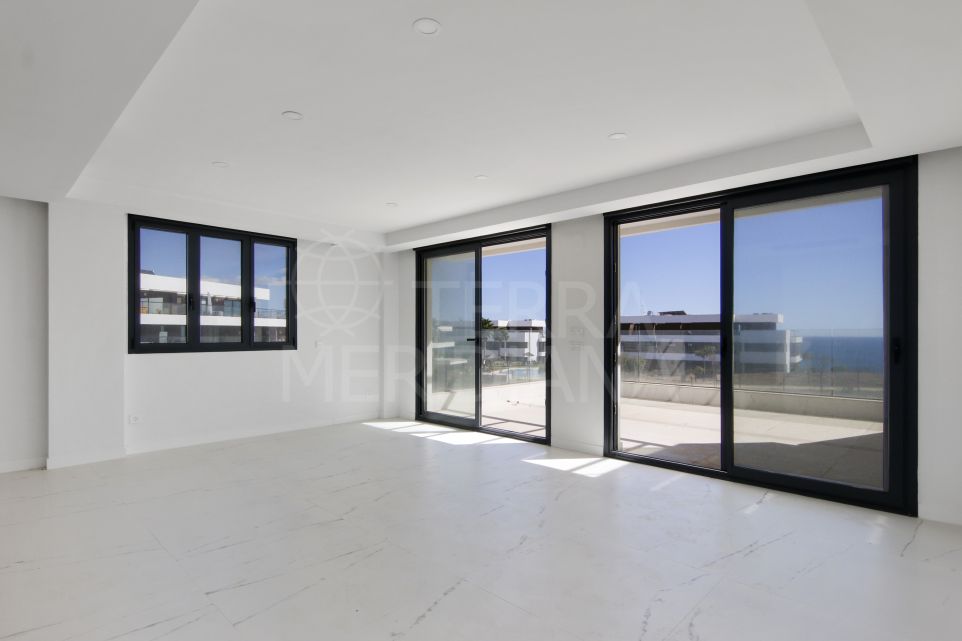 Apartamento a estrenar de 3 dormitorios con vistas al mar a buen precio en venta en Estepona Oeste