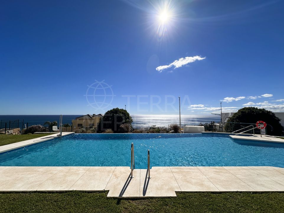 Apartamento a estrenar de 3 dormitorios con vistas al mar a buen precio en venta en Estepona Oeste