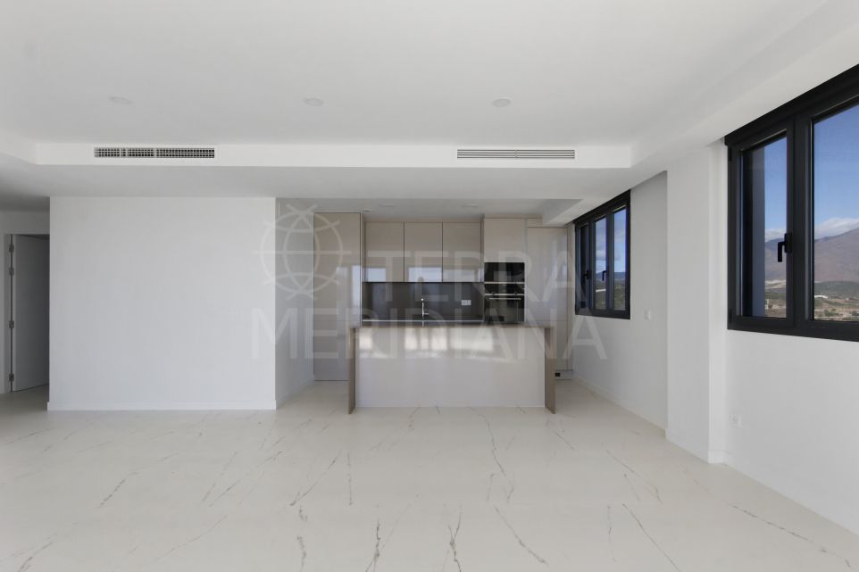 Apartamento a estrenar de 3 dormitorios con vistas al mar a buen precio en venta en Estepona Oeste