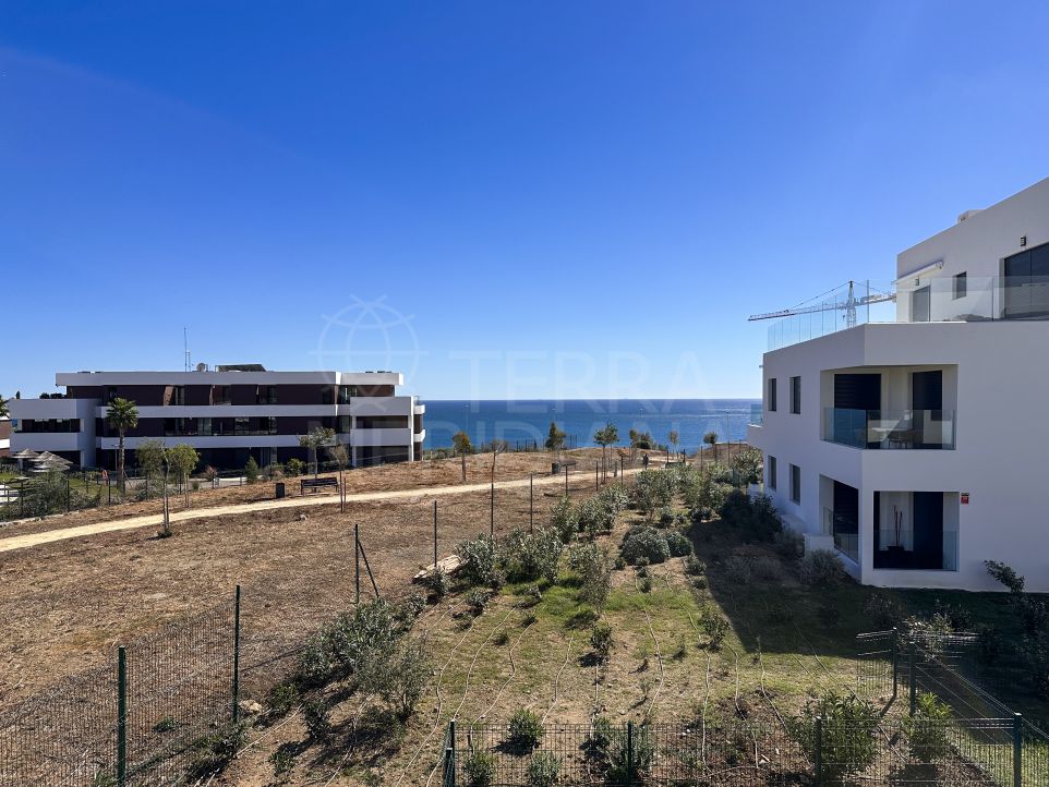 Apartamento a estrenar de 3 dormitorios con vistas al mar a buen precio en venta en Estepona Oeste