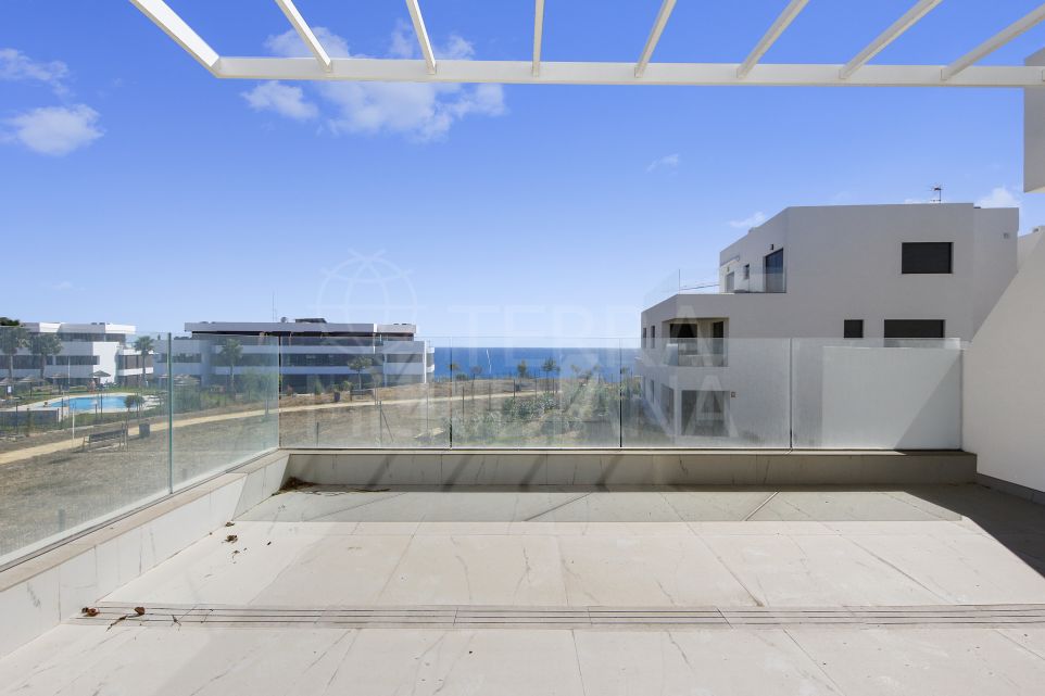 Apartamento a estrenar de 3 dormitorios con vistas al mar a buen precio en venta en Estepona Oeste