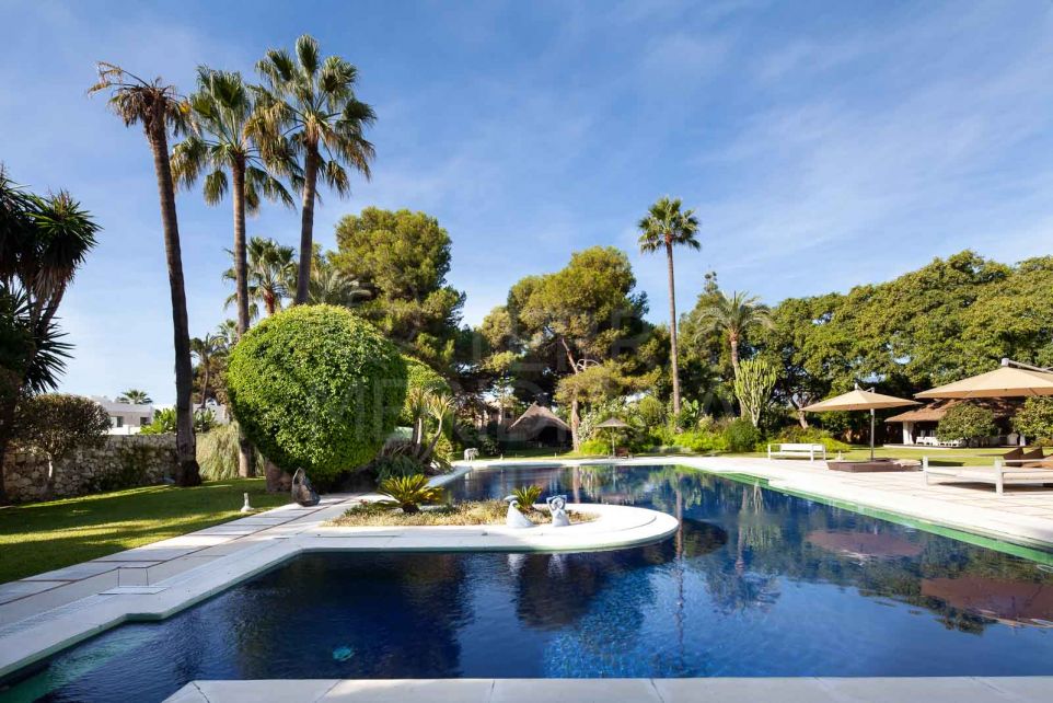 Exquisite 8-Bedroom Luxury Villa with Guest and Staff Accommodation in Estepona’s Paraiso Barronal