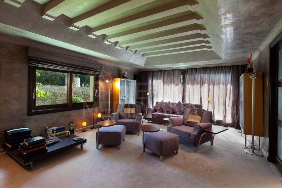 Exquisite 8-Bedroom Luxury Villa with Guest and Staff Accommodation in Estepona’s Paraiso Barronal