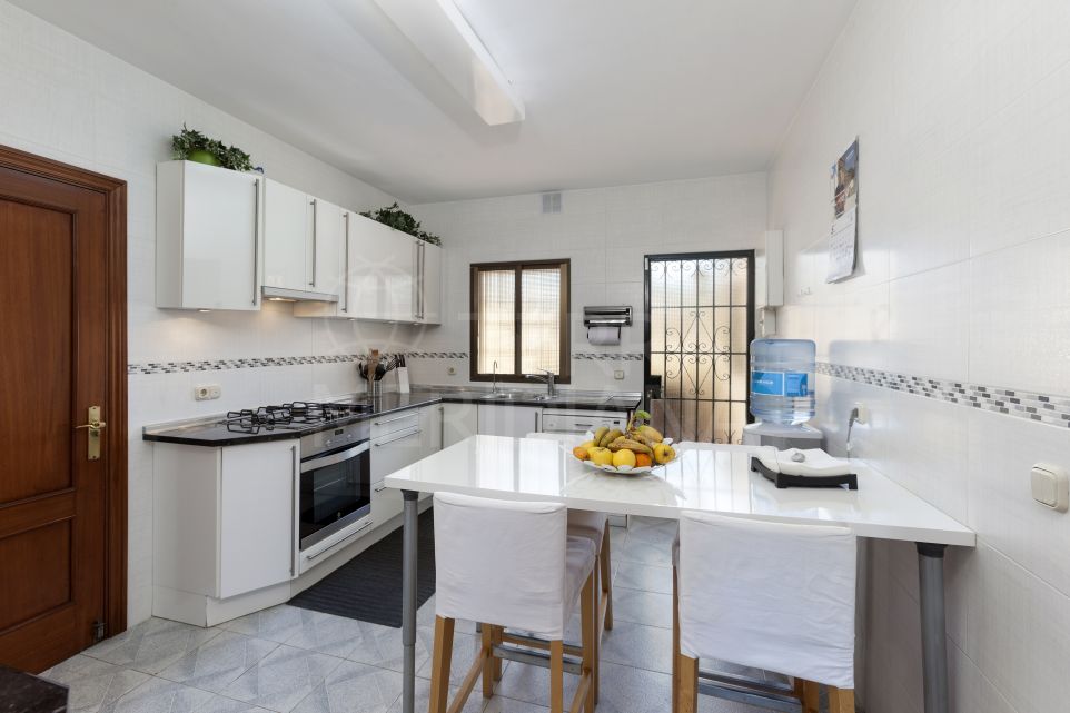 Elegant Traditional 6 Bedroom Villa Frontline to Los Naranjos Golf Club, Nueva Andalucia