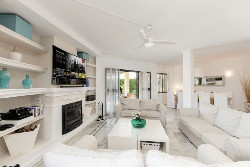Elegant Traditional 6 Bedroom Villa Frontline to Los Naranjos Golf Club, Nueva Andalucia