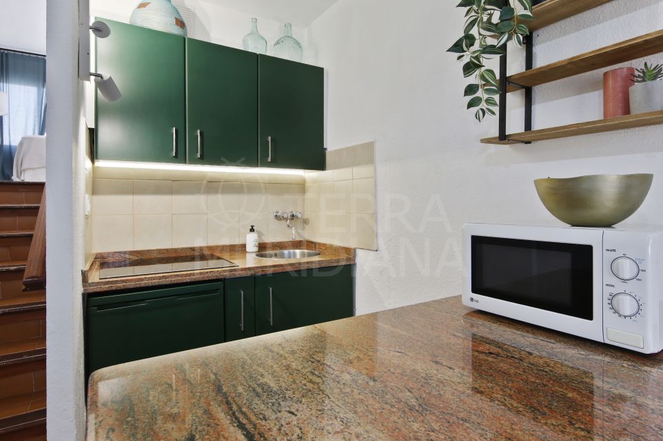 Apartamento de un dormitorio orientado al oeste junto a la playa con vistas al mar en El Pirata, Estepona. Nueva Milla de Oro.