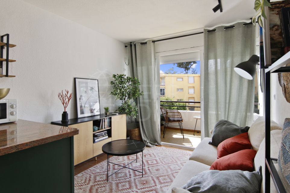 Apartamento de un dormitorio orientado al oeste junto a la playa con vistas al mar en El Pirata, Estepona. Nueva Milla de Oro.