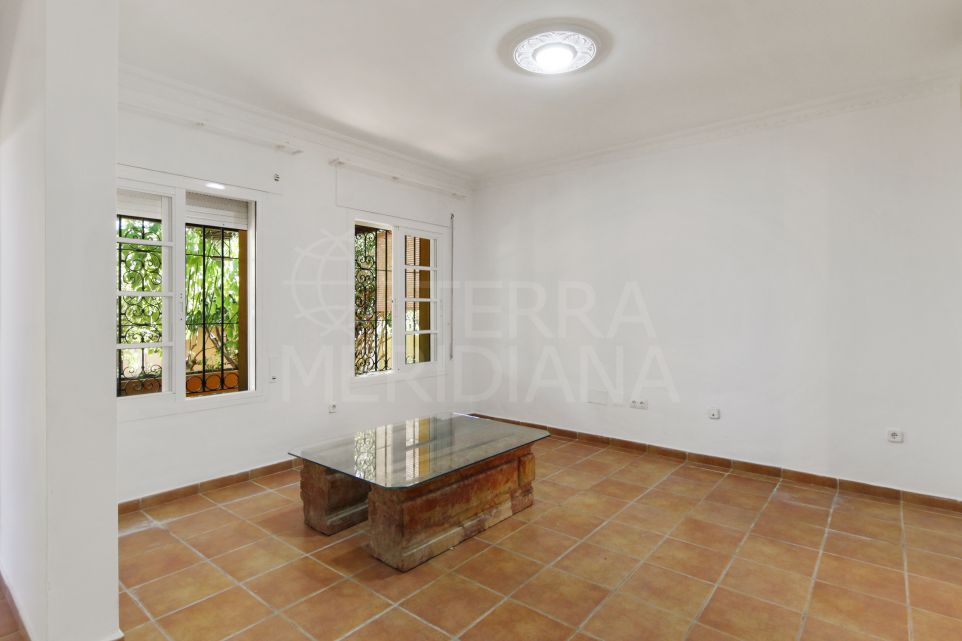 Charming Single-Level Villa with Renovation Potential in El Padrón, Estepona
