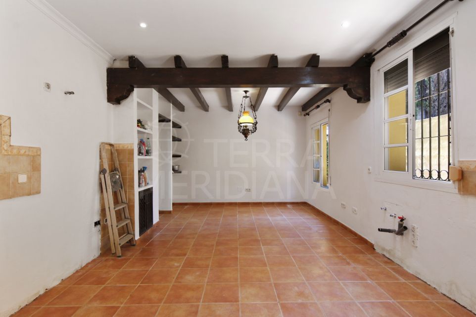 Charming Single-Level Villa with Renovation Potential in El Padrón, Estepona