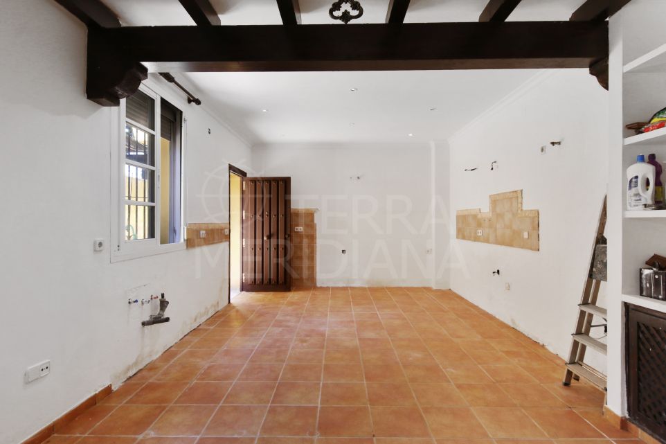 Charming Single-Level Villa with Renovation Potential in El Padrón, Estepona