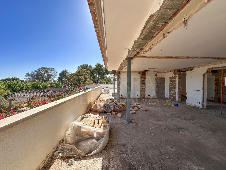 Oportunidad de reformar una espectacular villa de lujo junto a la playa en Paraíso Barronal, Estepona