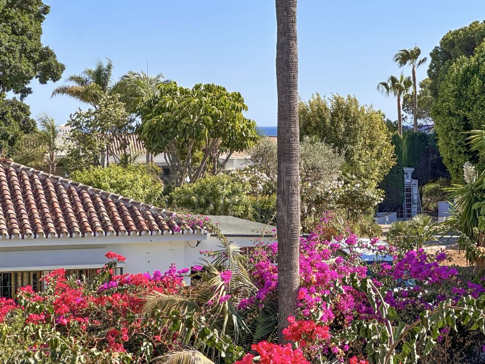 Oportunidad de reformar una espectacular villa de lujo junto a la playa en Paraíso Barronal, Estepona