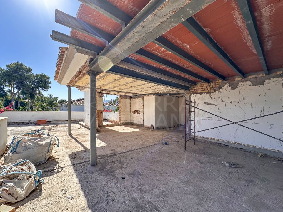 Oportunidad de reformar una espectacular villa de lujo junto a la playa en Paraíso Barronal, Estepona