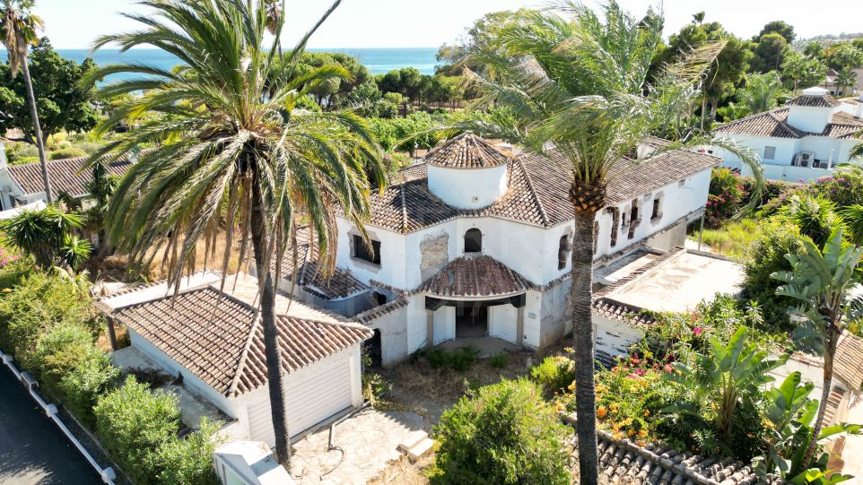 Oportunidad de reformar una espectacular villa de lujo junto a la playa en Paraíso Barronal, Estepona