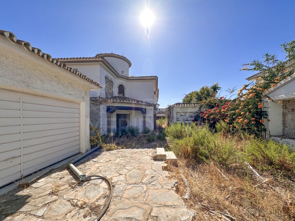 Oportunidad de reformar una espectacular villa de lujo junto a la playa en Paraíso Barronal, Estepona