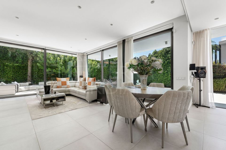 Sophisticated Modern 4 Bed Villa in Exclusive La Arboleda, Estepona East