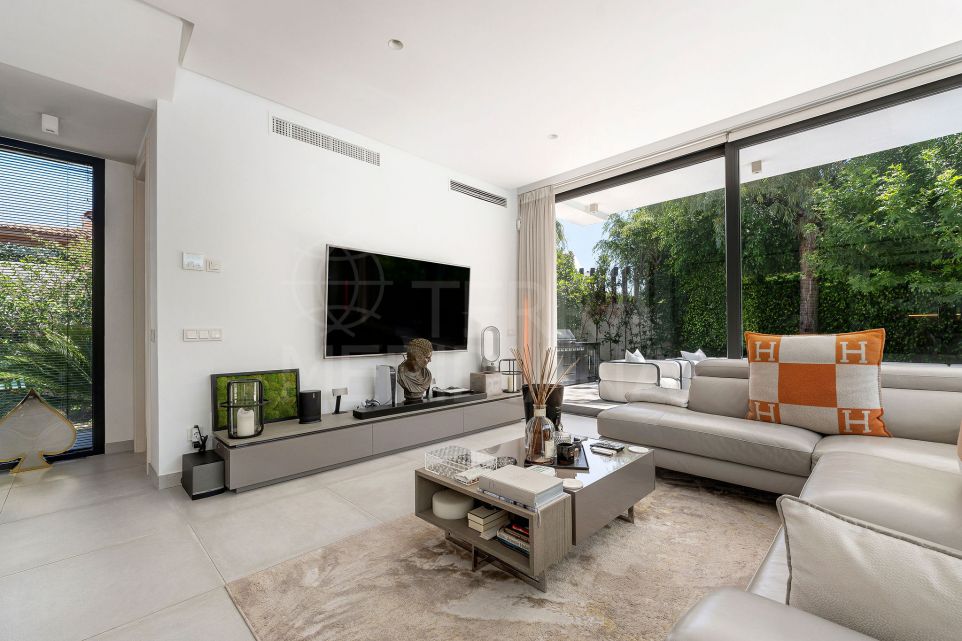 Sophisticated Modern 4 Bed Villa in Exclusive La Arboleda, Estepona East