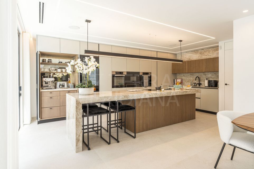 Contemporary Villa For Sale in Nueva Andalucía – Supermanzana H
