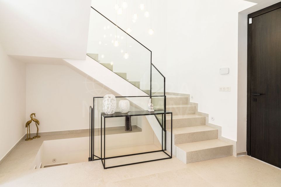 Contemporary Villa For Sale in Nueva Andalucía – Supermanzana H