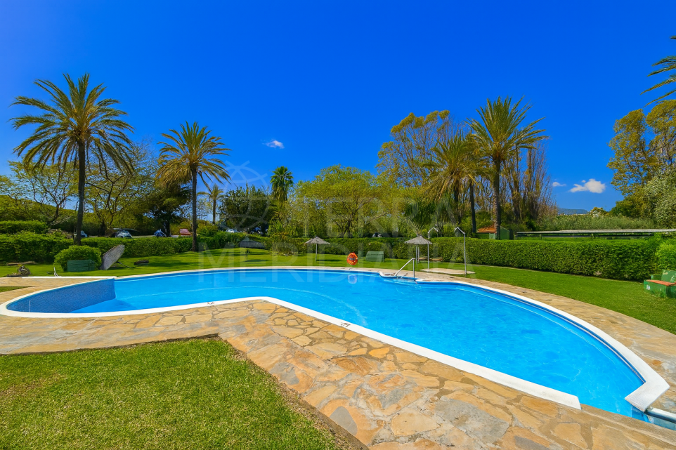 Villa jumelée de 5 chambres en bord de mer à vendre à Bahia Dorada, Estepona Ouest
