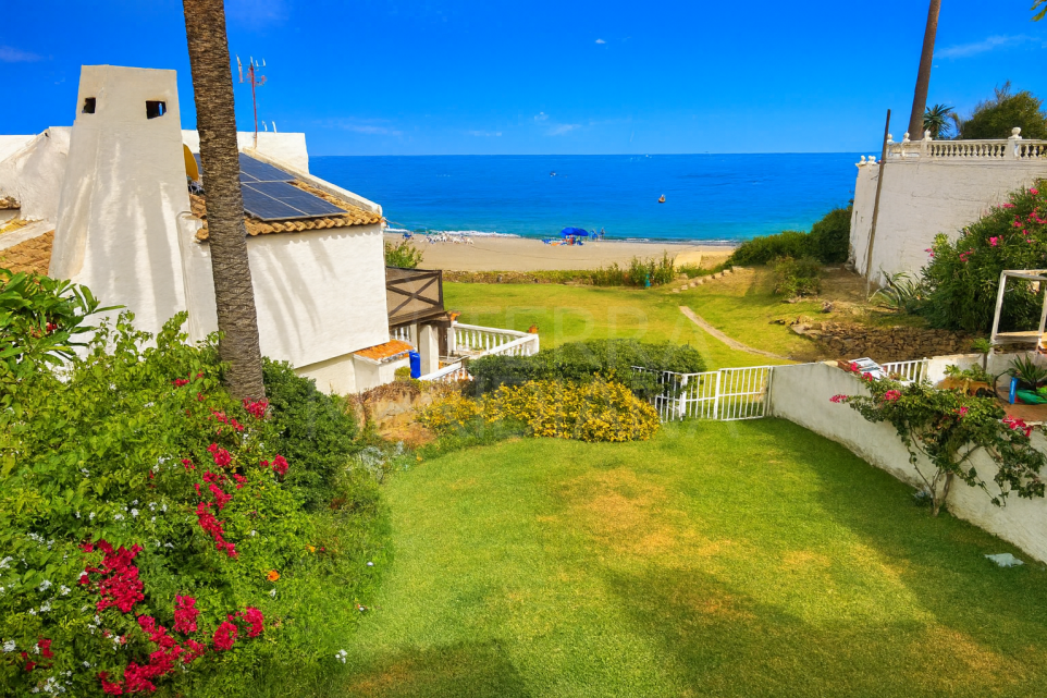 Villa jumelée de 5 chambres en bord de mer à vendre à Bahia Dorada, Estepona Ouest
