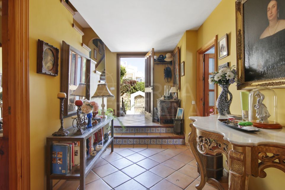 Spacious and well located townhouse with 5 bedrooms for sale in Seghers, Estepona