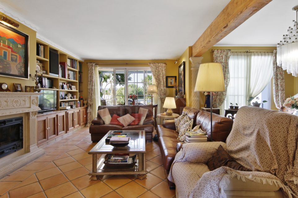 Spacious and well located townhouse with 5 bedrooms for sale in Seghers, Estepona