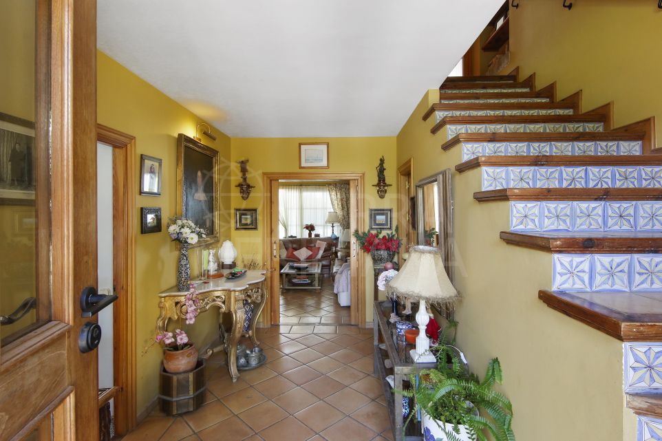 Spacious and well located townhouse with 5 bedrooms for sale in Seghers, Estepona
