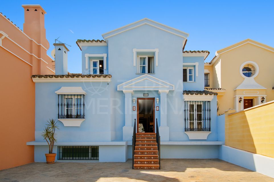 Spacious and well located townhouse with 5 bedrooms for sale in Seghers, Estepona