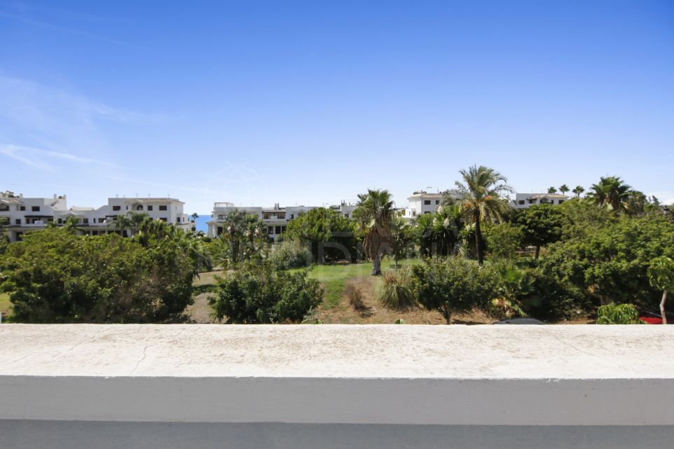 Spacious and well located townhouse with 5 bedrooms for sale in Seghers, Estepona