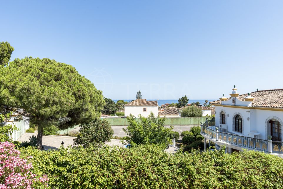 6 bedroom villa on well located plot with sea views for sale in Don Pedro, Estepona west