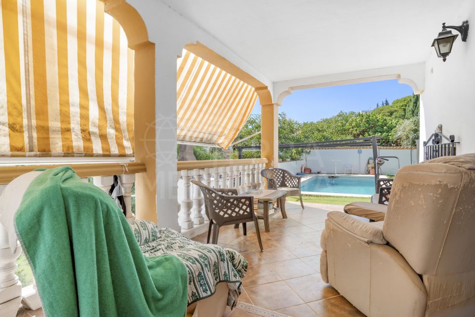 6 bedroom villa on well located plot with sea views for sale in Don Pedro, Estepona west
